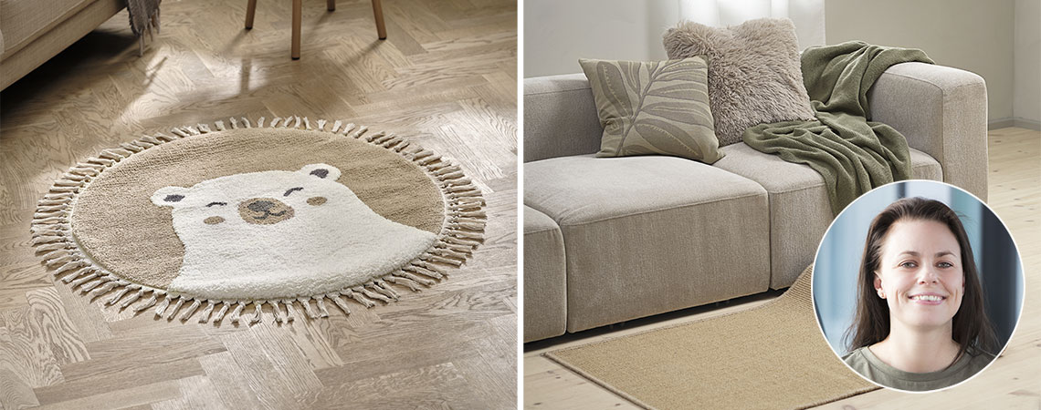 Rundt børnetæppe med en bjørn som motiv og et beige rektangulært tæppe foran en sofa