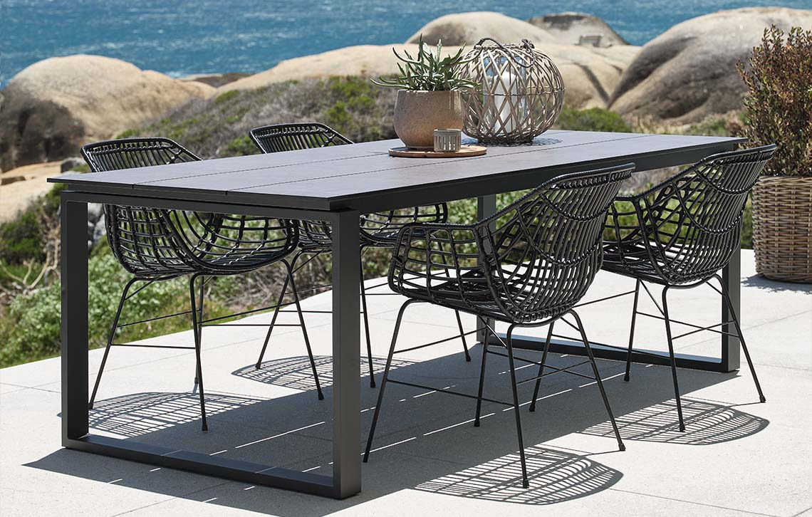 SONNERUP havebord med bordplade af komposittræ og ILDERHUSE havestole Havebord med bordplade af komposittræ og havestole på terrasse