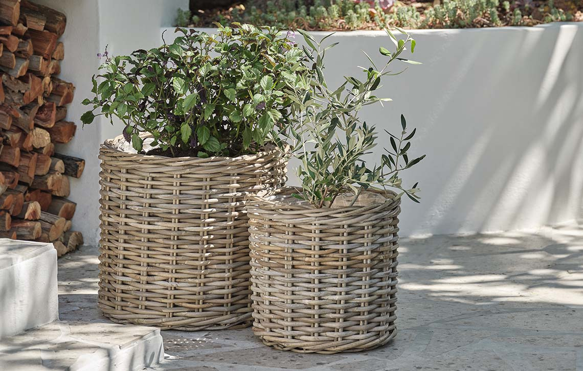 SEGLA havekrukker i rattan i to størrelser Flettede rattankrukker på terrasse